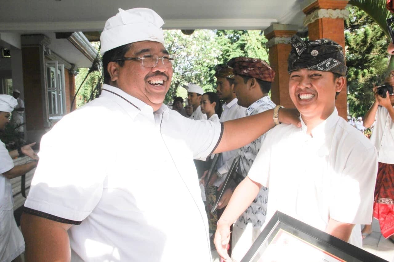 Sulap Sampah Plastik Jadi Karya Kreatif, Agus Janardana Inspirator Generasi Muda Buleleng